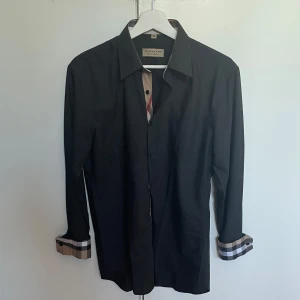 Burberry Skjorta - Säljer denna riktigt feta Burberry skjortan i storlek M. Skjortan är i toppskick utan några defekter alls! Riktigt skönt material och bra passform som passar M eventuellt L. Nypris ligger på över 4000, mitt pris: 699 i och med att den är i riktigt bra skick! Hör gärna av dig innan köp eller vid funderingar☺️
