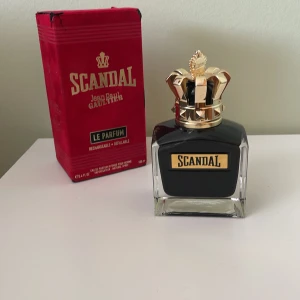 Scandal Le Parfum 100ml - Scandal Le Parfum Pour Homme från Jean Paul Gaultier, 100 ml eau de parfum intense. Flaskan är svart med en lyxig guldfärgad krona som lock och tydlig SCANDAL-logga i guld. Kommer i röd kartong med guldtext. En maskulin och kraftfull doft. Använd 2 gånger Passade inte mig riktigt Pris kan diskuteras