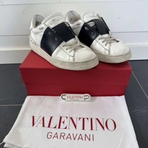 Valentino Garavani Open sneakers vit/svart - Säljer nu dessa otroligt snygga valentino opens, allt OG medföljer samt kvitton, skriv vid frågor eller funderingar! 