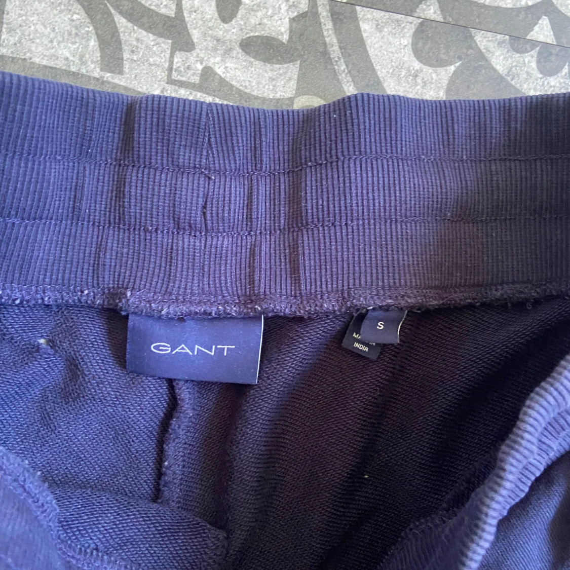 Marinblå mjukisbyxor från Gant - 1