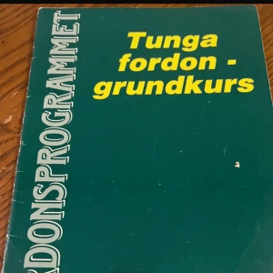 Tunga fordon - grundkurs - Perfekt för dig som vill lära dig grunderna om tunga fordon! Boken täcker allt från chassi och bromsar till belysning och service. Passar dig som pluggar fordonsteknik eller är nyfiken på hur stora fordon fungerar. Praktisk och tydlig kurslitteratur.