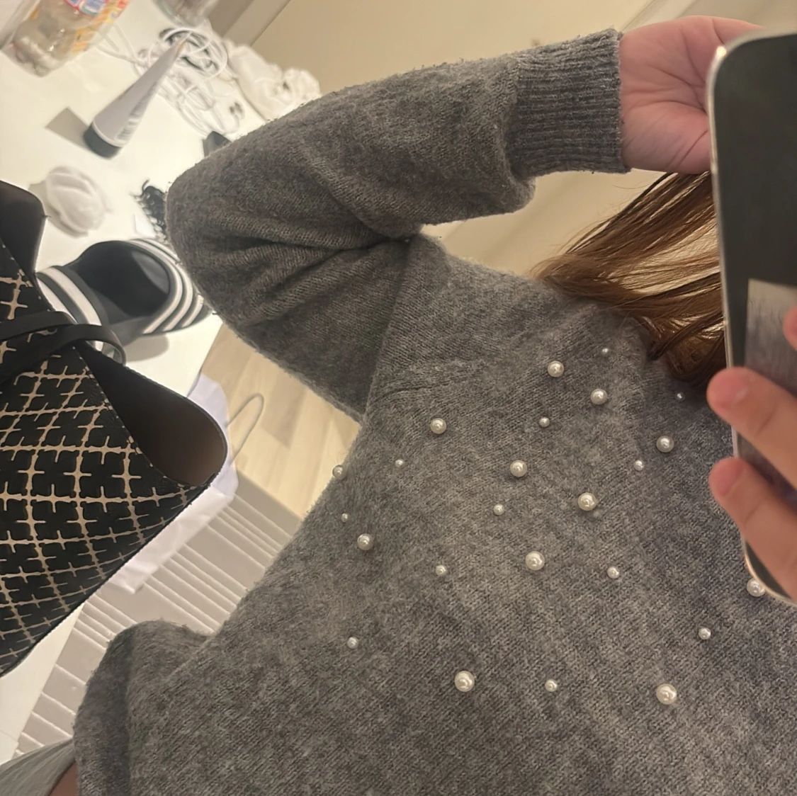 Grå stickad tröja med pärlor H&M - 1