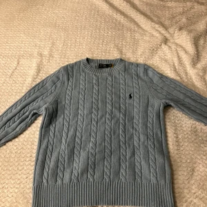 Ljusblå kabelstickad tröja Polo Ralph Lauren - Den är oanvänd, om du vill ha mer bilder eller har några frågor skriv till mig så svarar jag Järna, tröjan är size L men är ganska mycket mindre än så. 