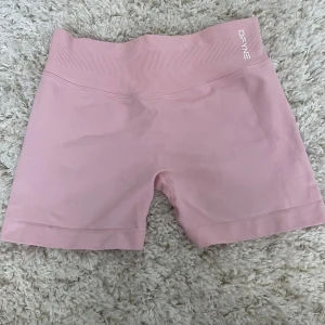 Rosa impact shorts från DFYNE - Impact shorts från DFYNE med hög midja och ribbad linning. Storlek S. Köpt här på plick. Kontakta mig om du har några frågor 🤭