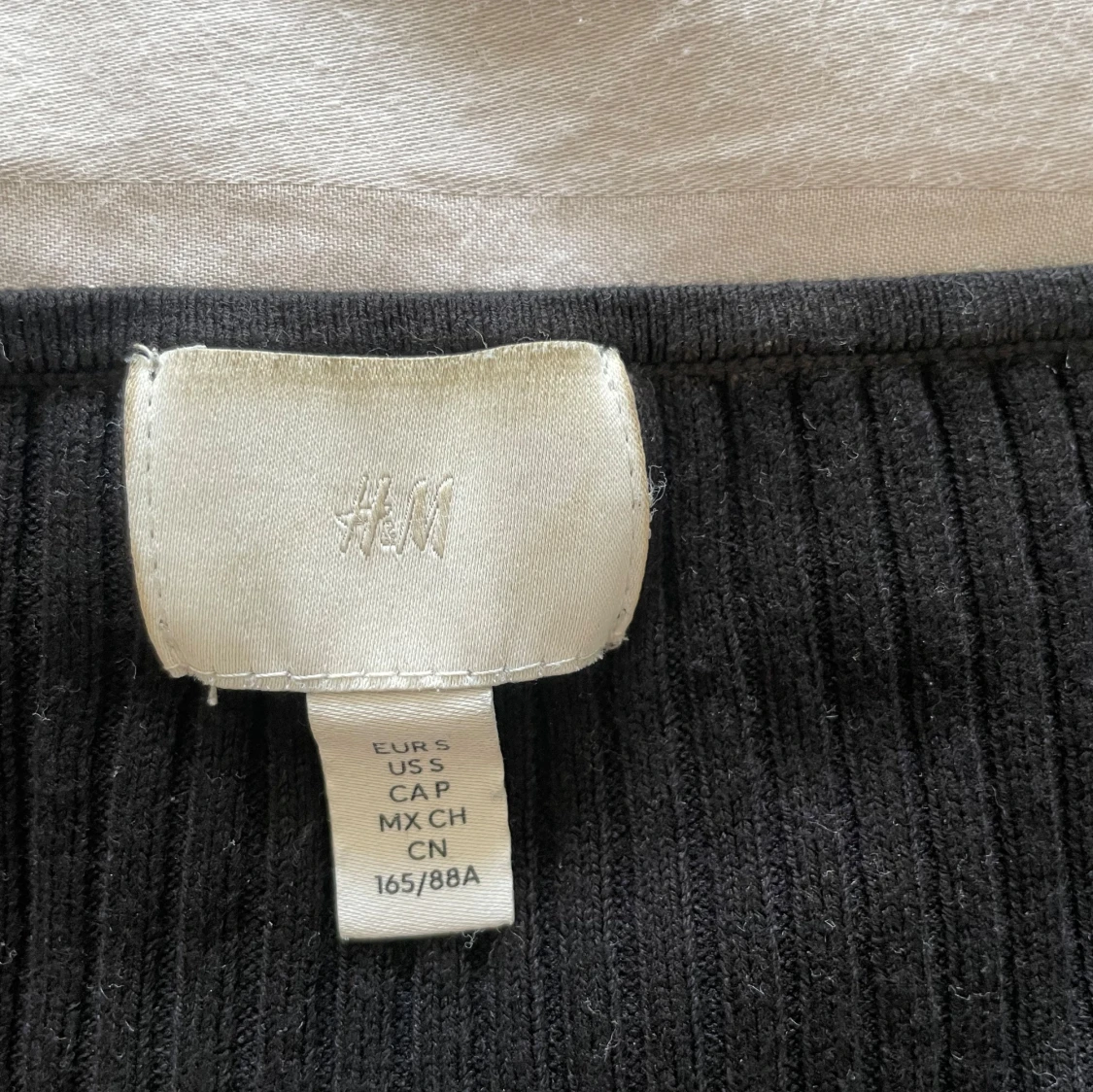 Svart ribbad topp från H&M - 3