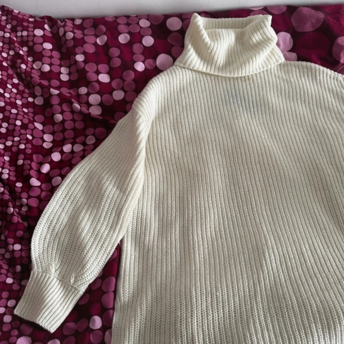 Vit stickad polotröja med ribbad struktur - 1