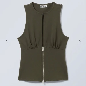 Topp weekday  - Topp från weekday med dragkedja. Endast använd 1 gång. 