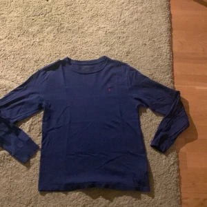Polo Ralph lauren longsleev - Här har vi en Stillig Polo Ralph lauren longsleev tröja som är lite urtvättad men inga hål och inga fläckar köpte den på kids randstore i Nacka forum i vintras  för 600kr och säljer den för 250. Men det är värt ett köp för ett såpass billigt pris och billigare pris kan ske vid snabb försäljning. Storlek 14-16 160