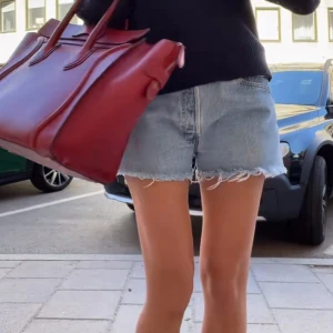 Jeansshorts med slitningar  - Super coola blåa jeansshorts med slitningar. Knappt använda. Storlek S men Passar både S och XS! (Lånad första bild!! Endast liknande)