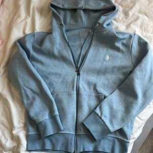 Ralph Lauren blå zip-hoodie XS-S  – fint andrahandspris - Storlek: S (classic fit) som ni ser är den lite sönder! Skriv om ni vill ha mer info eller bilder