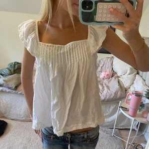 Söt vit volangblus - Supersöt blus som tyvärr är förstor för mig.. den har ingen lapp så vet ej märke❤️