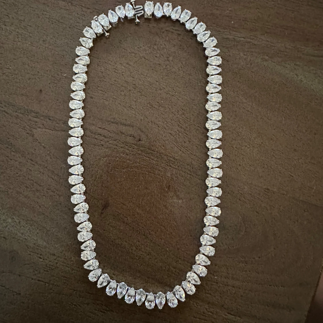 Swarovski halsband med droppformade stenar