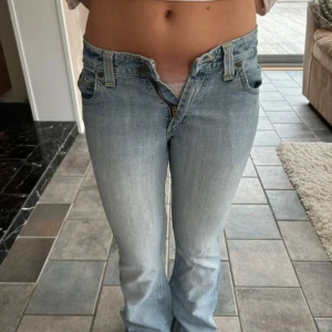 Ljusblå Lee jeans - Midjemått: 39 cm (rakt över) innerbenslängden: 79 cm. Skriv gärna om du undrar något, pris kan diskuteras💕💕