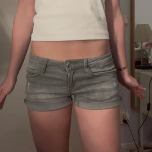 Lågmidjade gråa jeansshorts  - Gråa lågmidjade jeansshorts från Tally Weijl. Midjemått tvärsöver: 32,5cm. Följ mig gärna då jag lägger ut massa snygga jeansshorts!💞💕