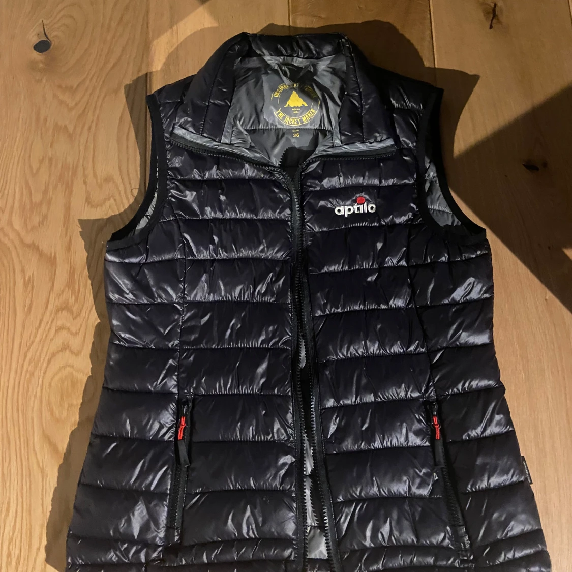 Svart dunväst från Aptilo, stl 36