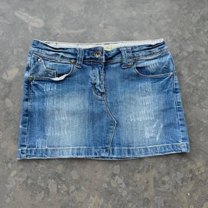Mini skirt  - Så snygg jeans kjol som tyvärr inte passar mig och har därför ingen bild på! Midjemått tvärsöver: 38cm Längd: 29cm, kjolen är stretchig💕