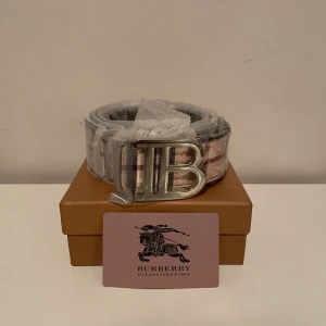 Burberry bälte - Nu säljer jag ett sprylans ny burberry bälte inklusive box medföljer, riktigt fint bälte och passar allt! Pris kan diskuteras vid snabb affär