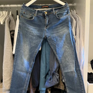 Gucci jeans - Riktigt snygga jeans från gucci med en väldigt exklusiv design samt ett väldigt behagligt matreal som skapar en grymt snygg passform. Skicket är väldigt bra, höt av er vid intresse så klurar vi ut en bra deal!