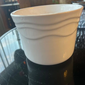 Liten vit kruka  - Pris kan diskuteras 