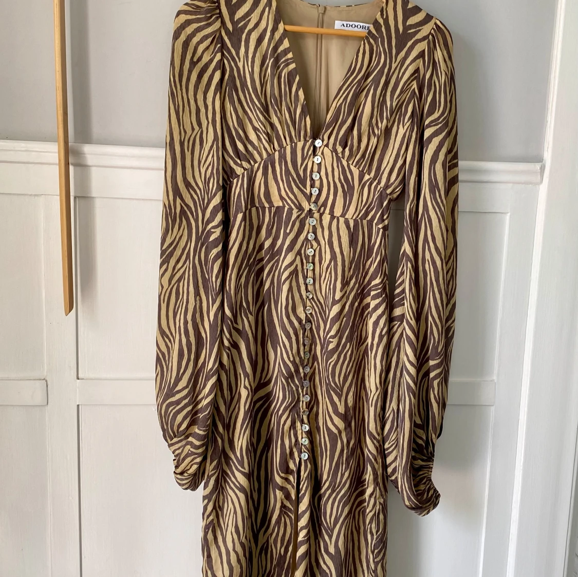 Zebramönstrad långklänning från Adoore