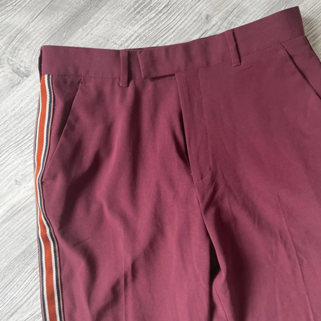 Vinröda byxor med revärer - 3