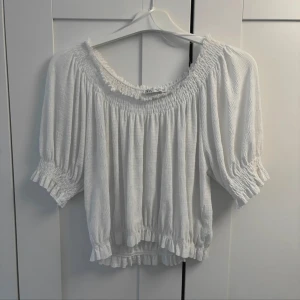 Vit topp ZARA - Gullig topp från ZARA. Den är knappt använd och är i nyskick 🎀