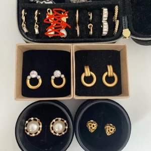 Guldiga örhängen - Säljer 9st guldiga örhängen🥰säljer eftersom jag inte använder inte använder guld! Om den finns vara ett eller två par som intreserar dig så kan vi diskutera priset!