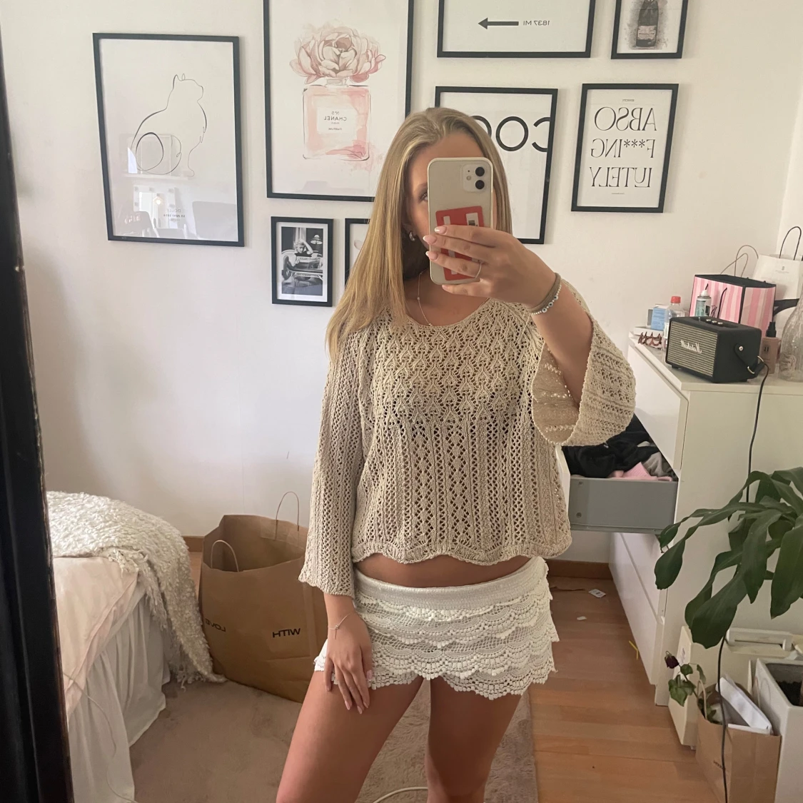 Beige stickad tröja med vida ärmar