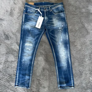 Dondup jeans george - Tja! Säljer nu dessa feta dondups jeansen! Jeansen är i fint skick med orginal slitningar och en fin tvätt på jeansen! Nypris på jeansen är cirka 4000kr, Vid bilder eller frågor skriv privat!