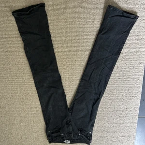 Lager 157 svarta/grå bootcut jeans - Gråsvarta lager 157 trendiga jeans med bootcut passform. Jeansen är i denim och har en cool, något urtvättad svart färg som ger en avslappnad vibe. Är en liten mini mörk fläk på framsidan inget man tänker på och tror det går bort i tvätten, ingen garanti. Stl s
