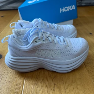 Nya HOKA One One Bondi 8 - Helt nya och endast provade skor från HOKA i vitt🦢 superfina och dämpade löparskor, säljs pga för liten storlek för mig!  Storleken är 36 2/3 men jag tycker de sitter som en 36