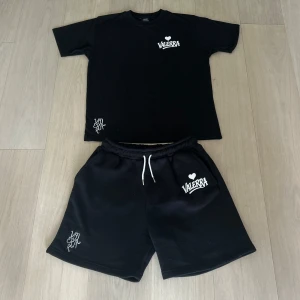 Valerra summer set - sommarset från Valerra, bestående av matchande T-shirt och shorts. Setet har en minimalistisk design med en broderad logga på bröstet och en större tryckt logga som ger en modern touch.  Materialet är av premiumkvalitet – huvudsakligen bomull – vilket gör det både bekvämt och perfekt för varma dagar. Det här setet är en del av en exklusiv drop och kommer med största sannolikhet inte att släppas igen i år.  Perfekt för dig som gillar stilrena, street-inspirerade plagg med hög kvalité!