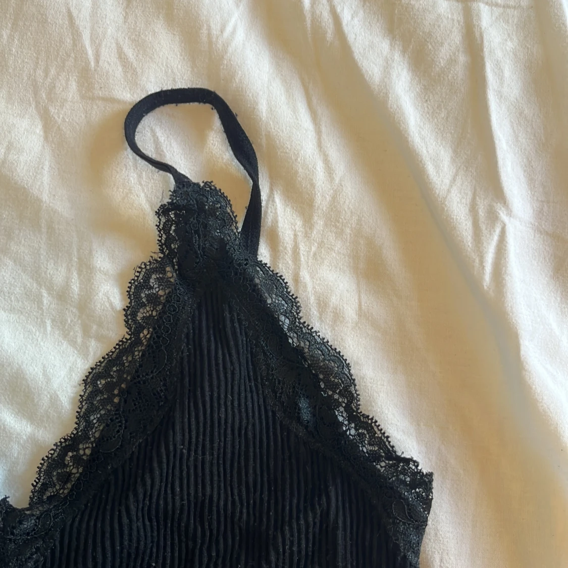 Svart ribbad linnetopp med spets - 1