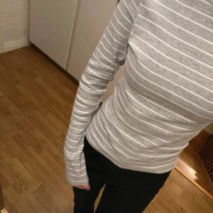 Tröja - Grå och vit randig långärmad tröja från Bikbok i storlek S, mycket fint skick använd fåtal gånger. Säljs inte längre i butik