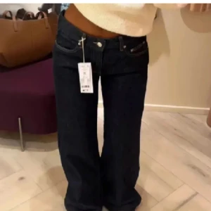 Low waist jeans  - Low waist straight jeans från Gina Tricot i storlek 36. Första bilden är lånad men det är samma modell. OBS dessa jeans är uppsprätta för att bli lite längre, se bild 2, går att sy in om man önskar det!:) Midjemått: 41 cm tvärs över, Innerbenslängd: 79cm