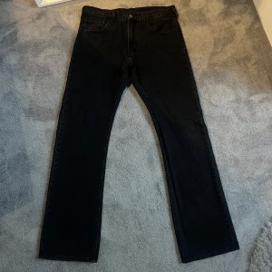 Svarta washed Levis 517 slim bootcut jeans - Andvända 1 gång! W32xL32