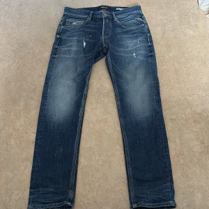 Blå jeans från Replay regular slim fit - Snygga blå jeans från Replay, med regular slim fit modellen är willibi. Jeansen är använda ett fåtal gånger. Storlek 28/30.  Nu pris ligger på runt 1100 men jag säljer för 420! Hör av er vid minsta fundering!☺️