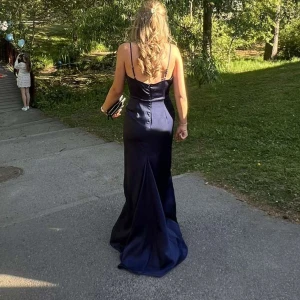 Blå balklänning - Jättefin mörkblå balklänning, sjukt snygg. Säljer då jag haft min bal och inte behöver den mer. Nytt skick, sjukt fin. Köpte för 1200 tror jag.