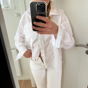 Medelhög midja de jeans  - Säljer pgr av att de är för små, annars älskar jag dem. Zara mid Rise full length 