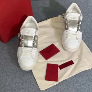 Valentino open - Säljes till Hanna