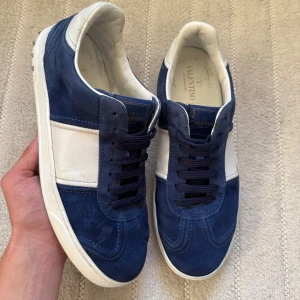 Valentino Flycrew Royal Blue - Nypris 8000kr! Går ej att få tag på dessa skor! Vid snabb affär så skickas skor med box och kvitto!