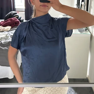 Zarablus - Snygg mörkblå blus från Zara, nästintill oanvänd💕💕