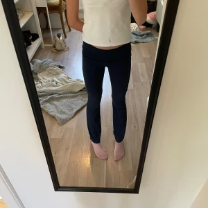 Mörkblå bootcut mjukisbyxor - Säljer ett par mörkblå mjukisbyxor med bootcut och låg midja. Byxorna är i mjukt bomullsmaterial och har en skön, stretchig passform. Perfekta för en chill look och sitter snyggt över höfterna. Snygga att styla med crop top eller hoodie. Pris går att diskuteras 