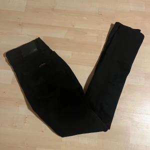 Svarta jeans från Nudie Jeans - Säljer dessa svarta jeansen från Nudie Jeans. Dem är använda någon gång men i väldigt bra skick. Modell: Lean Dean. Storlek: 29/32. Pris kan diskuteras!