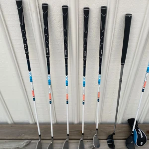 Nybörjargolfset dam/junior Spalding-klubbor och bag - Komplett golfset med flera Spalding-klubbor och en snygg, rymlig golfbag. Perfekt för dig som vill börja spela golf. Utrustningen är i fint skick och passar både nybörjare och unga vuxna som vill ha kul på golfbanan.