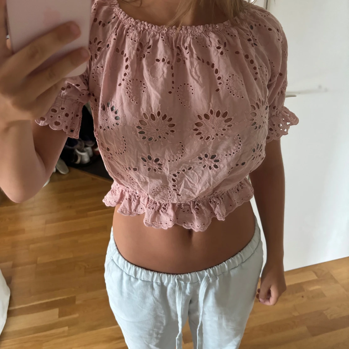 Rosa broderad croppad blus från Stajl