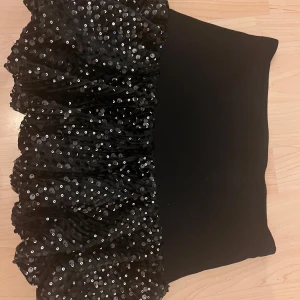 paljett kjol - nyskick! storlek tolv år men passar XXS/XS (jag har xs och den passar). sååååå fin