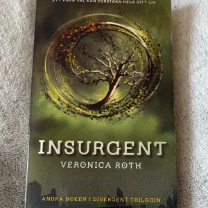 Insurgent - Insurgent är andra boken i den spännande Divergent-trilogin. Följ Tris när hon tvingas fatta svåra val i en värld fylld av konflikter, lojalitet och kärlek. Perfekt för dig som gillar action, starka karaktärer och dystopiska äventyr!