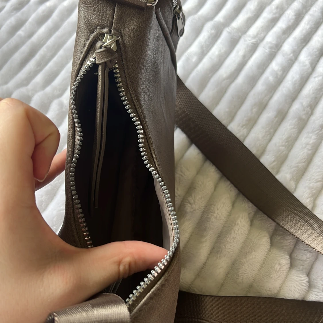 Beige axelväska med dragkedjor - 2