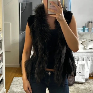 Svart fluffig pälsväst - Svart pälsväst